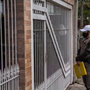 policial em contato com a vítima