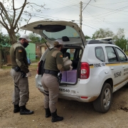 pms carregando a viatura com doações