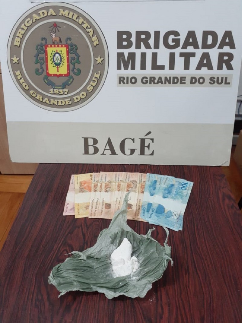 cocaína e dinheiro apreendidos