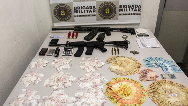 Apreensão de armas de calibre restrito e drogas