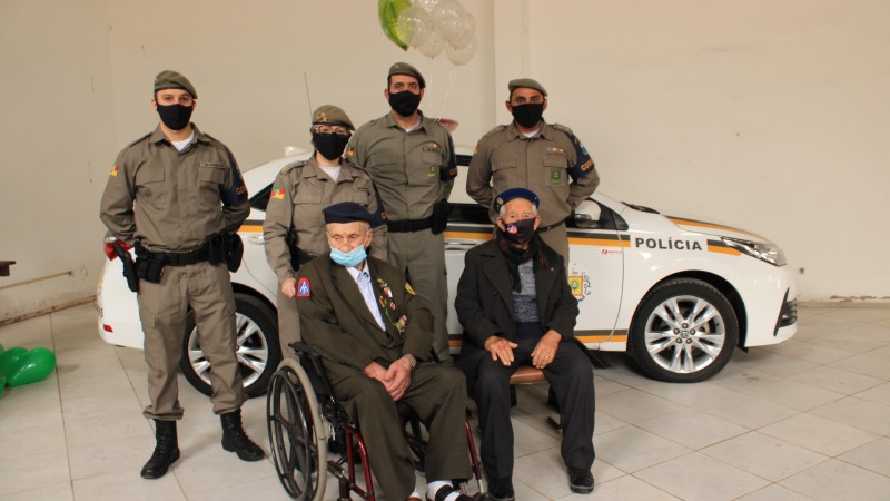 Efetivo do CRPO Litoral homenageou veterano de guerra (Ten Nestor à esquerda)