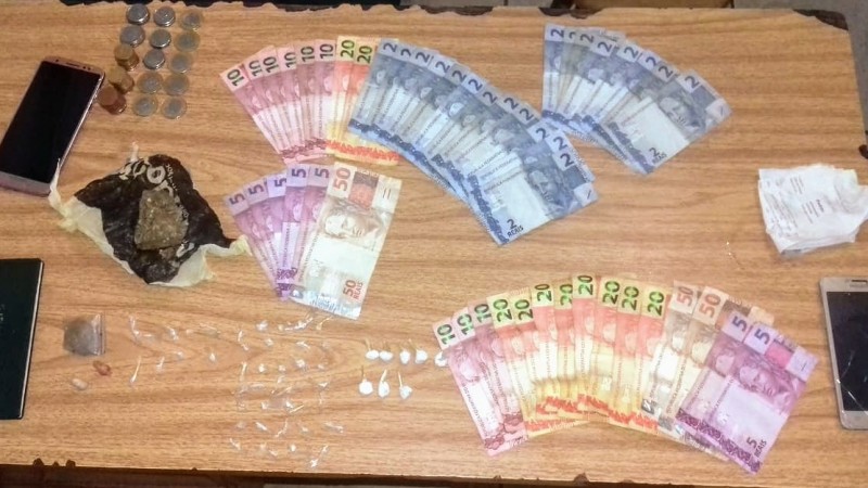 Drogas e dinheiro apreendidos