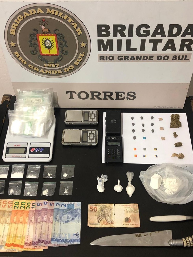 Drogas, dinheiro e materiais apreendidos