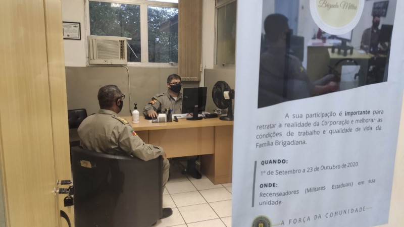 Comandante do CRPO Litoral, coronel Marcel, respondendo ao censo, com o recenseador, sargento Assis