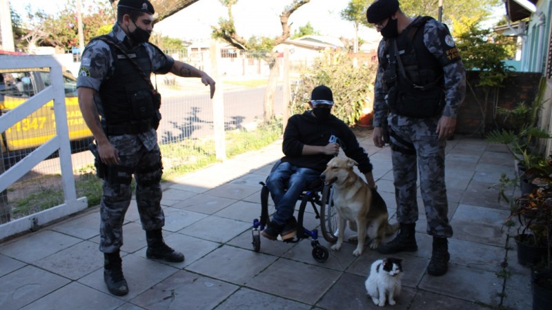 Kauã e a cachorra Catarina com soldados do Canil