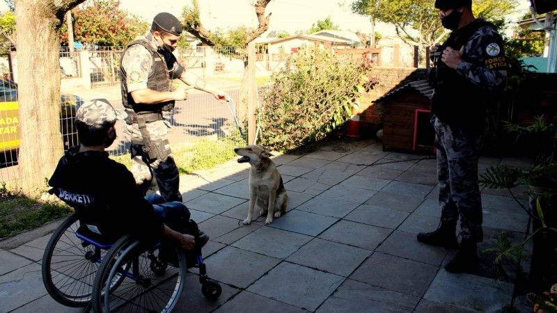 Soldados do Canil adestram cachorra e tamb&eacute;m orientam Kau&atilde; a dar os comandos