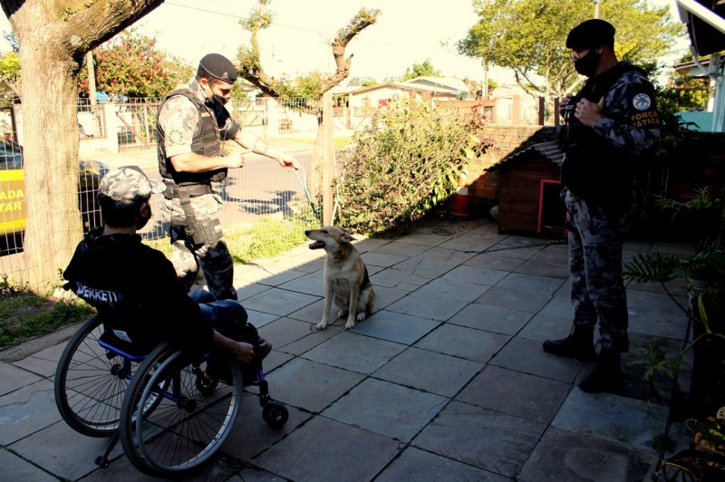 Soldados do Canil adestram cachorra e também orientam Kauã a dar os comandos