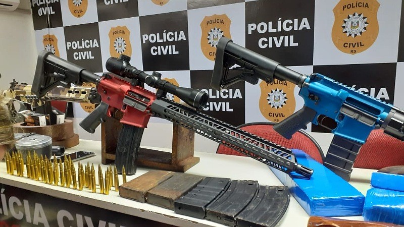 1º BPM apreende fuzil e armas em Porto Alegre - Brigada Militar