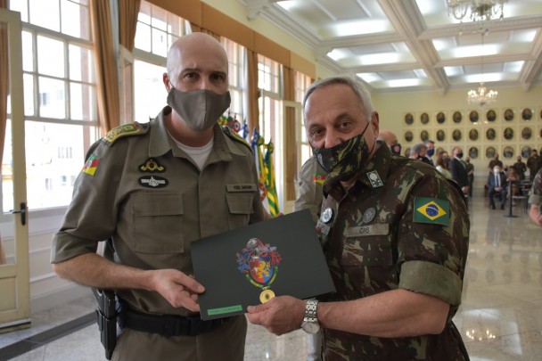 Comandante Geral recebe Diploma de Colaborador Emérito do Exército Brasileiro
Pu