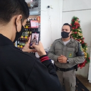 PM realizando divulgação da ação
