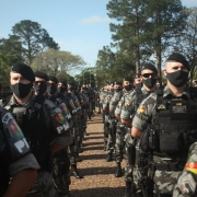 Soldados da Brigada Militar enfileirados 