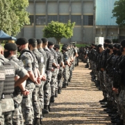 Soldados da Brigada Militar enfileirados