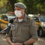 Comandante do Comando-Geral da Brigada Militar Coronel Mohr dando entrevista