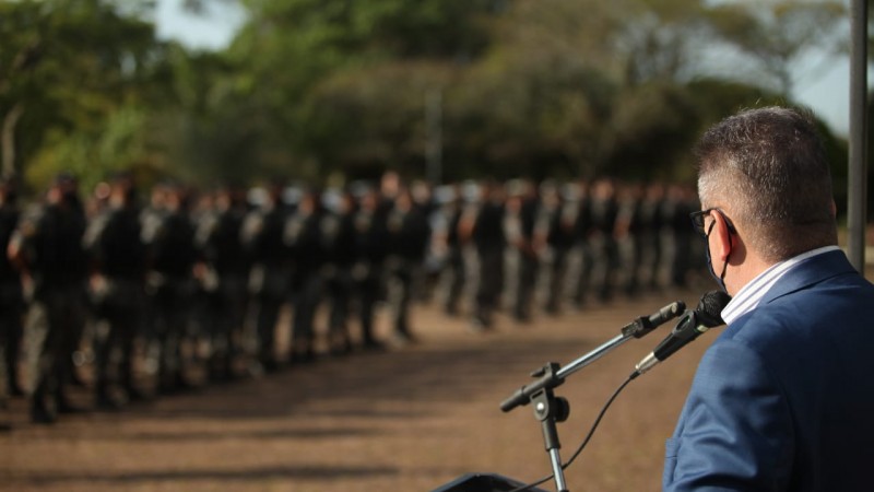Vice-governador Ranolfo Vieira Júnior em frente aos policiais militares da Brigada Militar 