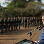 Vice-governador Ranolfo Vieira Júnior em frente aos policiais militares da Brigada Militar 