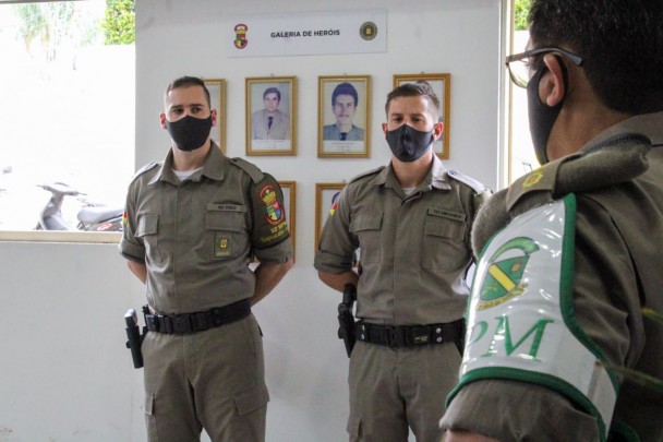 Policiais São homenageados por salvamento de recém nascido.