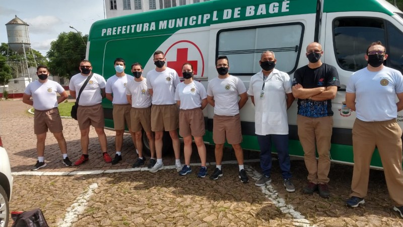 militares proximos a ambulância