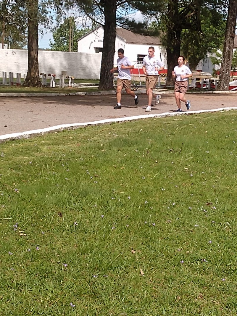 militares correndo na pista