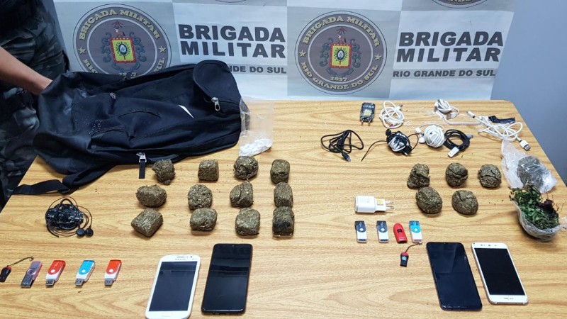 Drogas, Celulares e acessórios apreendidos nas proximidades da Penitenciária Modulada Estadual de Montenegro. 