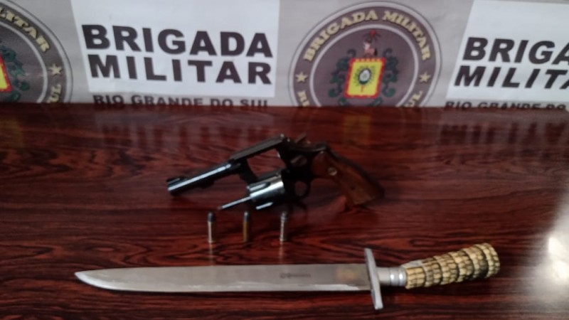 Rev&oacute;lver e faca