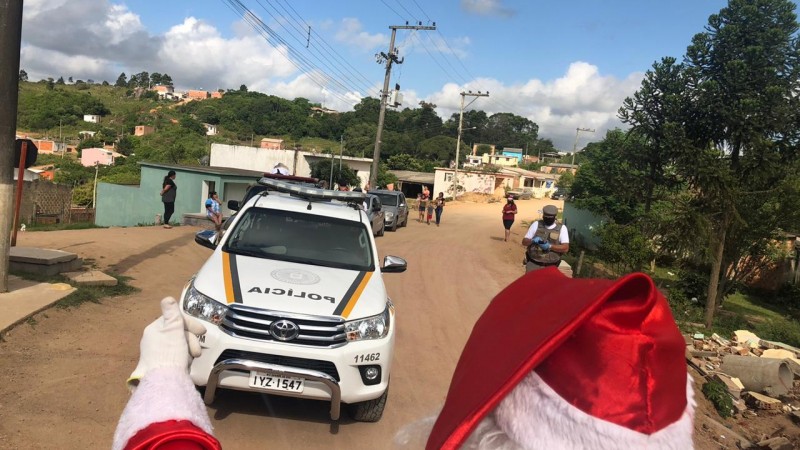 Policiais Militares de Canguçu entregam presentes às crianças em situação de vulnerabilidade.