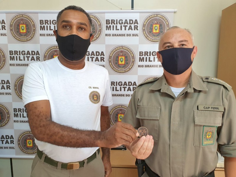 Cel Marcel (esquerda) agradeceu o trabalho do capitão Ferri