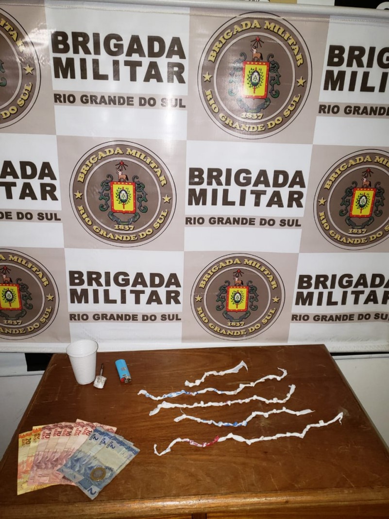Droga, dinheiro apreendidos