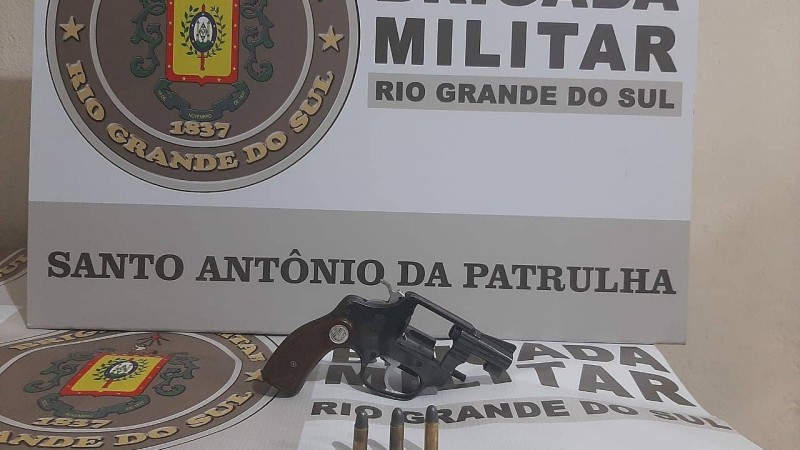 Revólver e munições apreendidas
