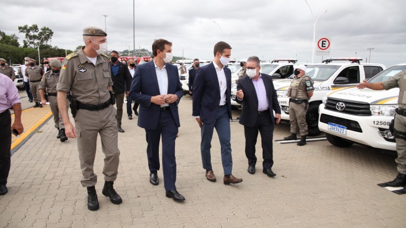 Autoridades entregam as novas semiblindadas para a Brigada Militar