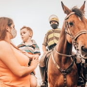 Menino autista Pedro Antônio interagindo com os cavalos da nossa BM