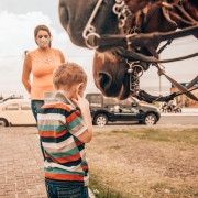 Menino autista Pedro Antônio interagindo com os cavalos da nossa BM