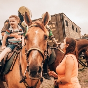 Menino autista Pedro Antônio interagindo com os cavalos da nossa BM