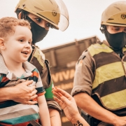 Menino autista Pedro Antônio interagindo com os cavalos da nossa BM