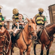 Menino autista Pedro Antônio interagindo com os cavalos da nossa BM