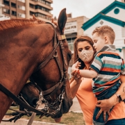 Menino autista Pedro Antônio interagindo com os cavalos da nossa BM