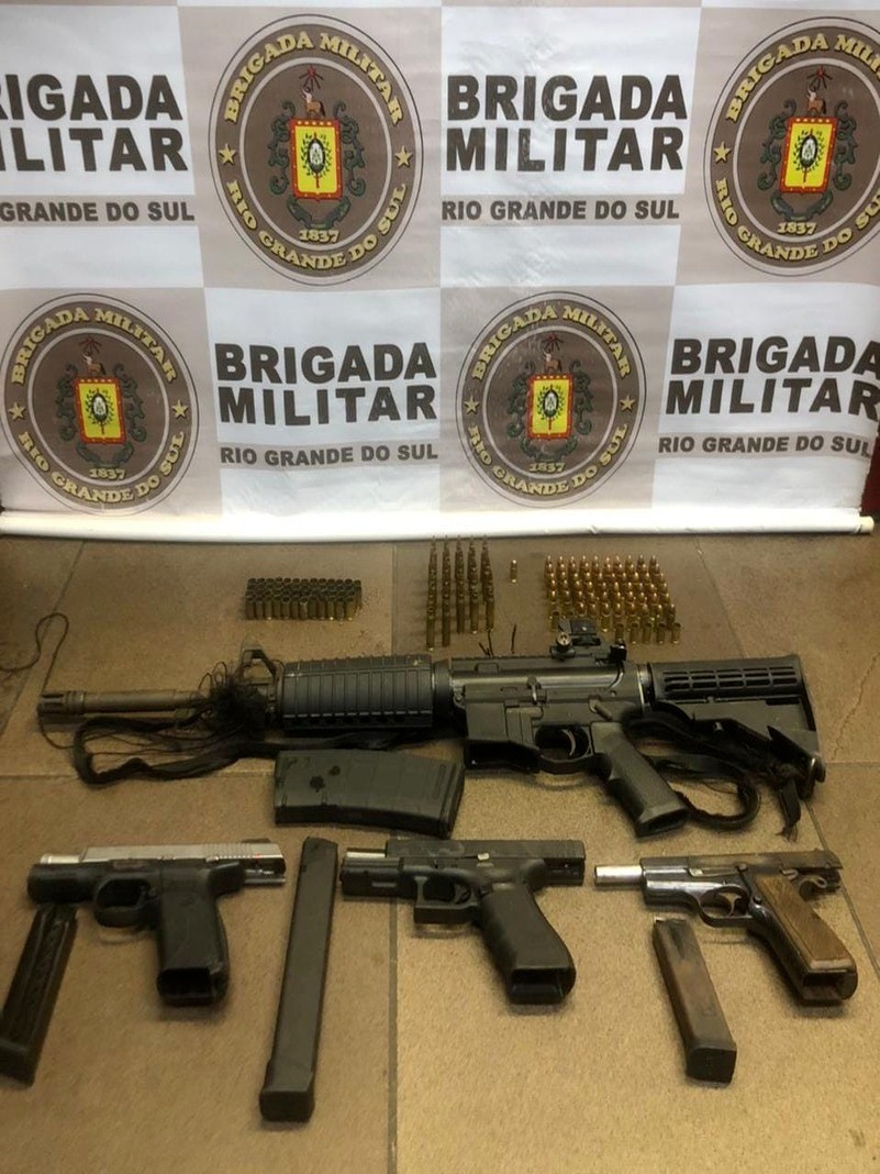 1º BPM apreende fuzil e armas em Porto Alegre - Brigada Militar