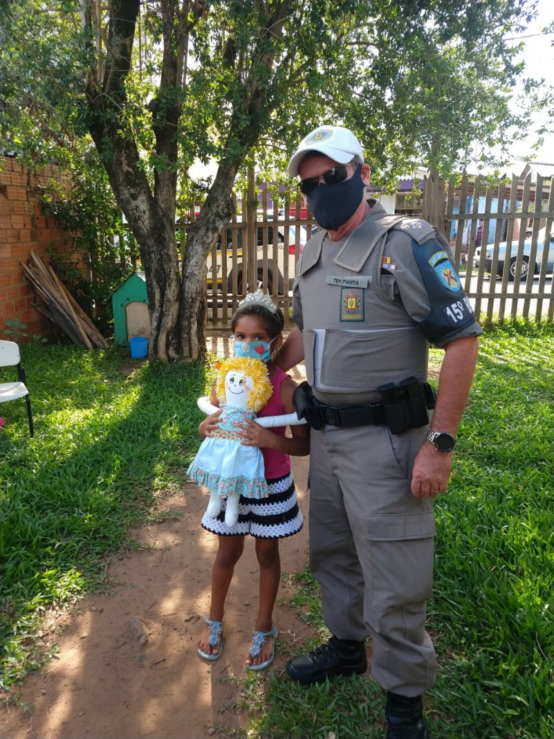 Menina recebendo presente