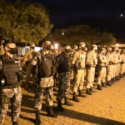 Policiais militares em formatura inicial da Operação Integrada 