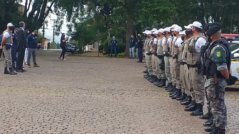 Policiais militares do 35º BPM em forma, de frente para autoridades civis e militares.