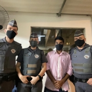 Da esquerda para a direita dois policiais da Policia Militar de São Paulo, o jovem que foi amparado e outro PM paulista