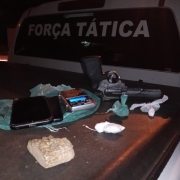 Maconha, cocaína, balança de precisão, réplica de arma de fogo