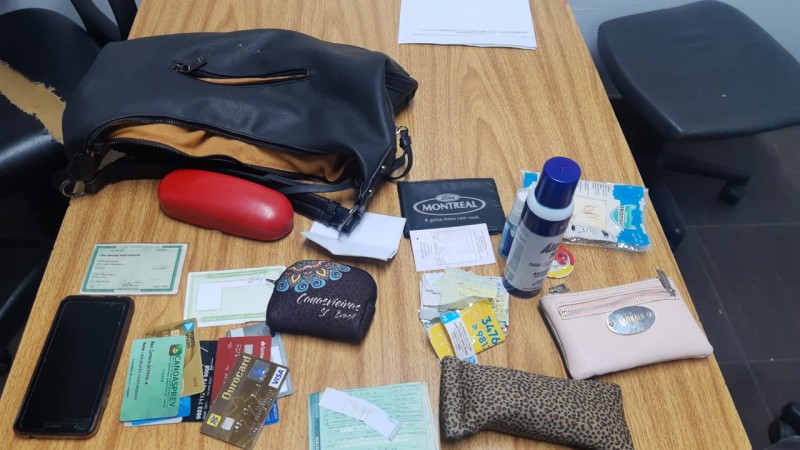 Materiais apreendidos por prisão por roubo a pedestre em Canoas