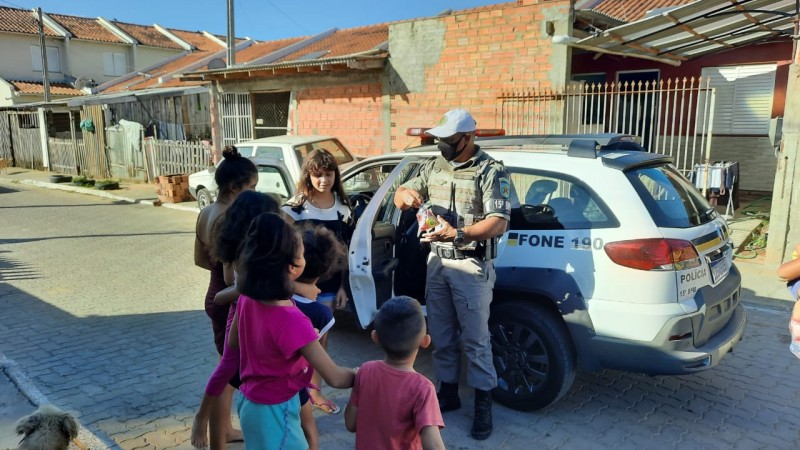 Brigada Militar de Canoas entrega doces para crianças carentes