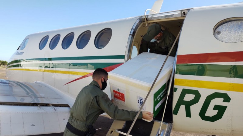 Imunizantes sendo carregados para a aeronave