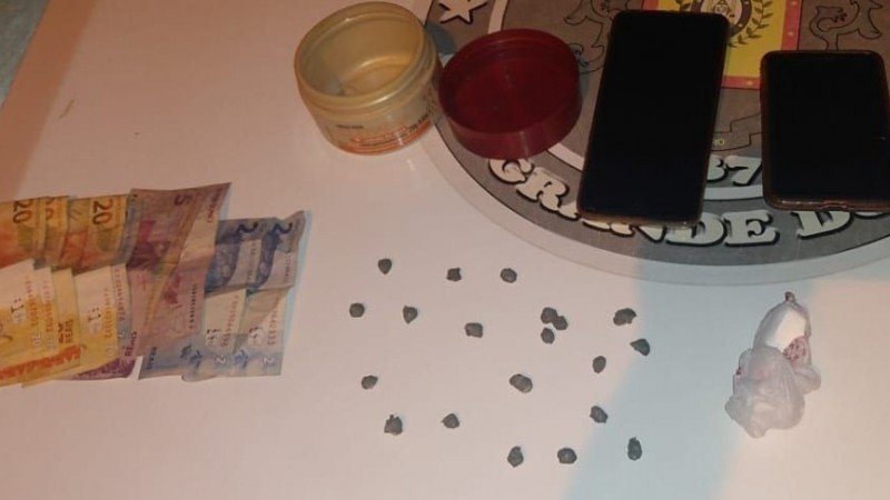 Drogas, celulares e dinheiro