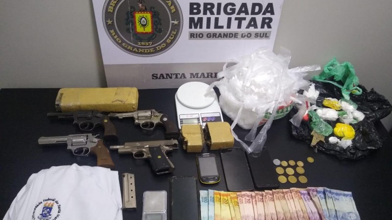 Na foto estão as drogas e armas apreendidas