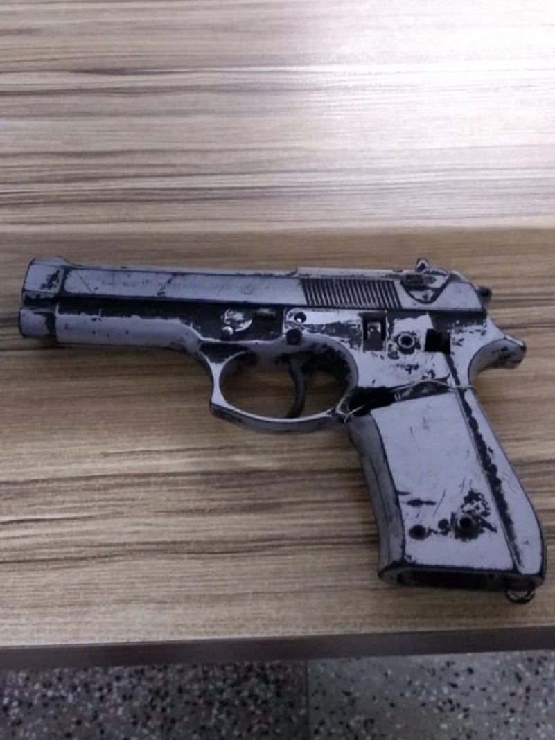 simulacro de pistola apreendido
