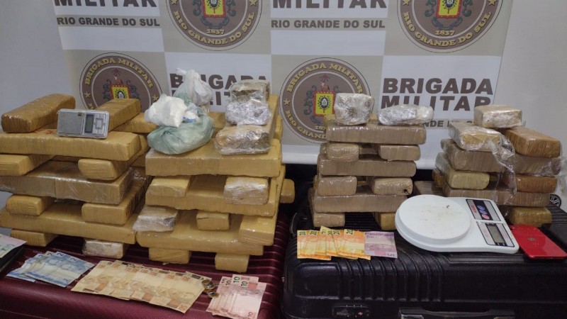 tijolos de drogas, balan&ccedil;a e dinheiro apreendidos