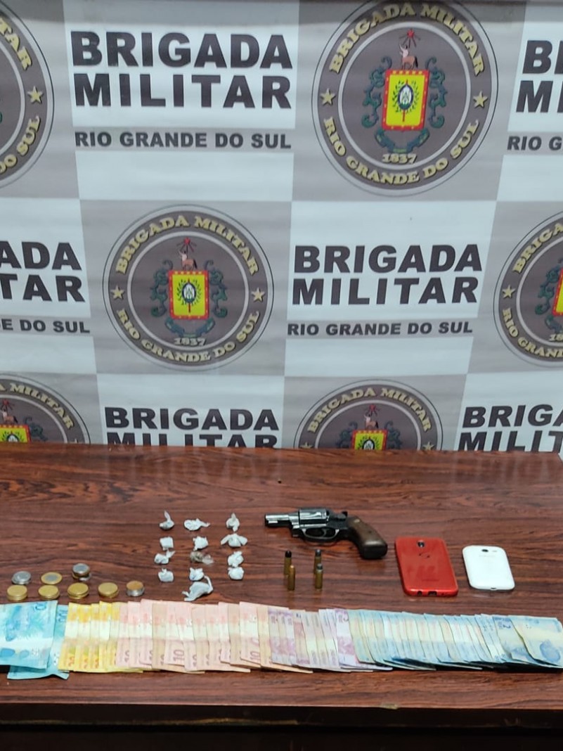 drogas, dinheiro e revolver
