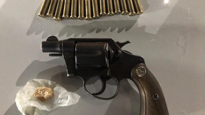 revolver e muni&ccedil;&otilde;es